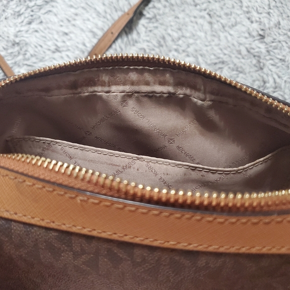 Michael Kors crossbody purse and wallet. Open to offers - Picture 5 of 8